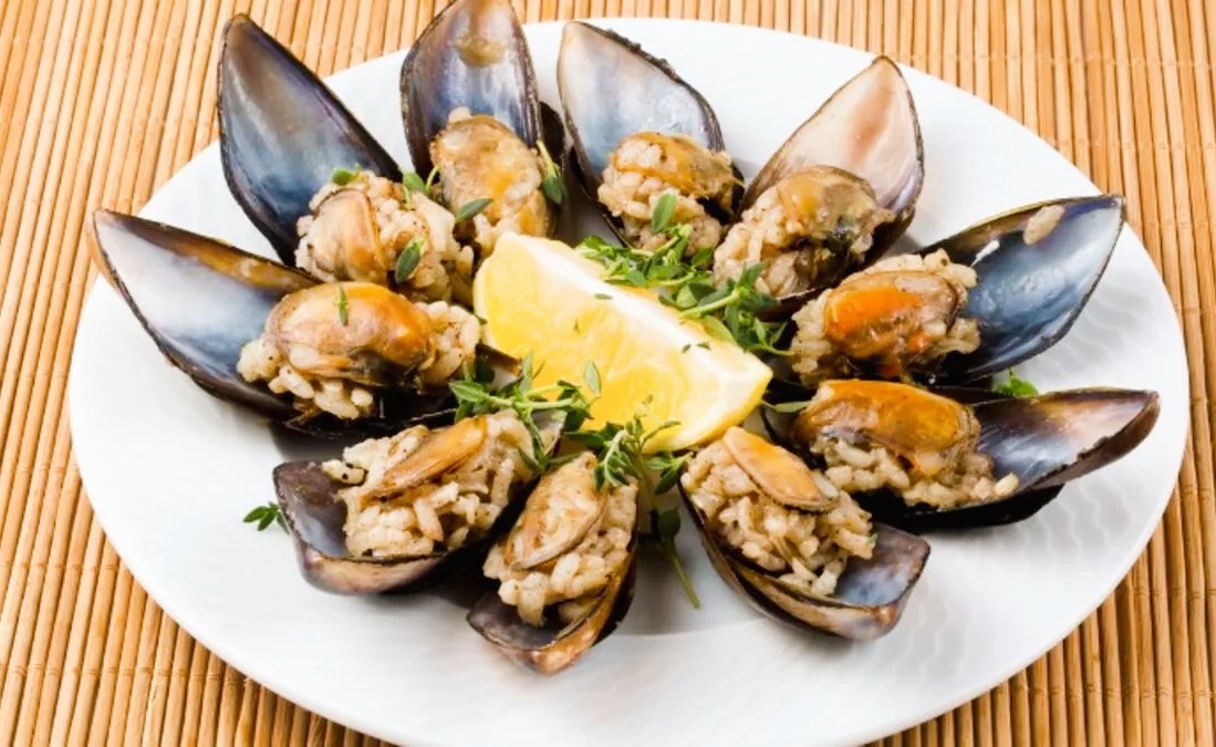 Mejillones turcos rellenos de arroz en Kadikoy