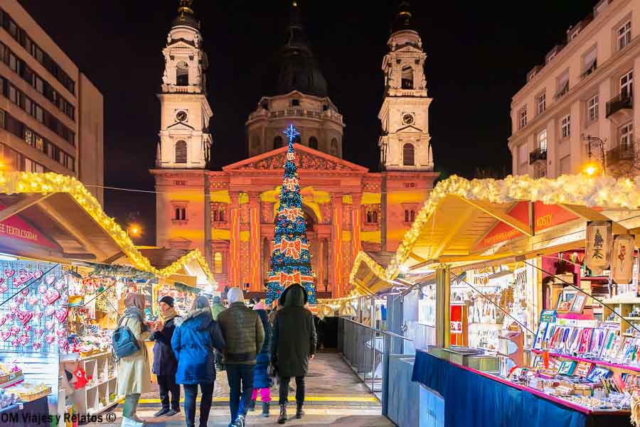 Mercado navideño frente a la Basílica de San Esteban iluminada en Budapest