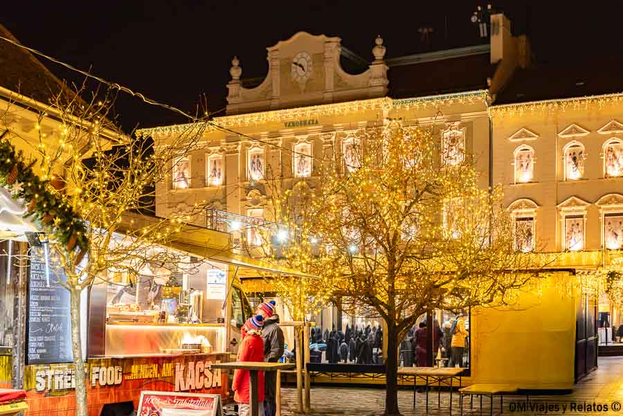 Puestos iluminados del mercado de Navidad de Vörösmarty en Budapest