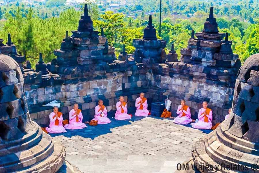 Monjas budistas rezando entre las estupas del templo de Borobudur, en Java.