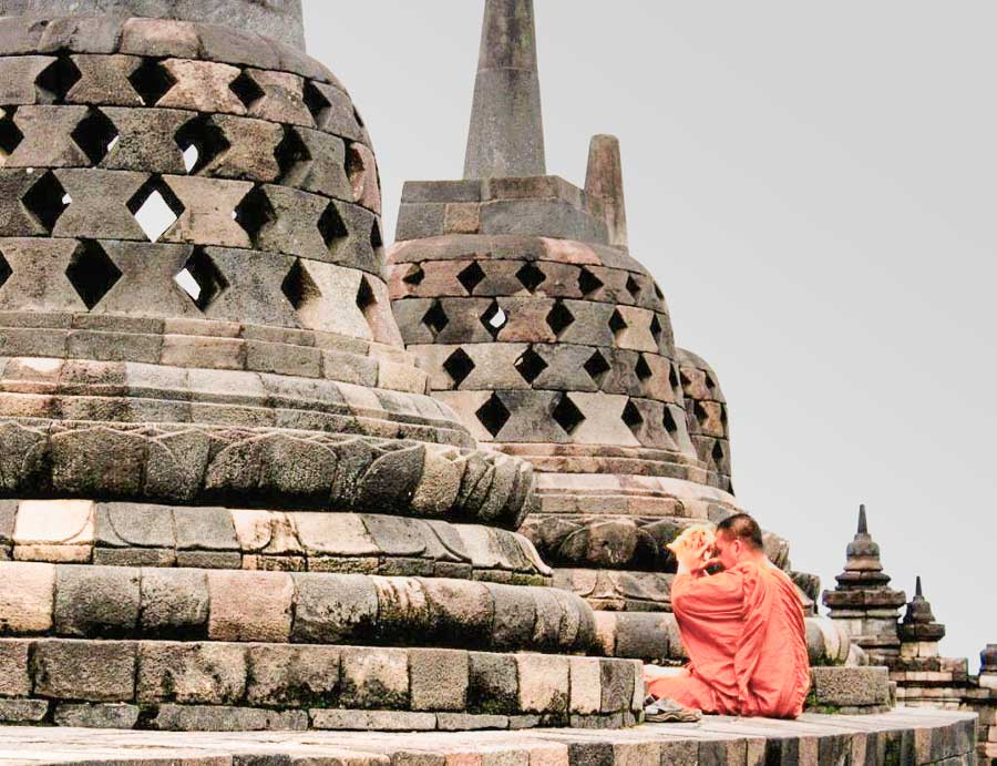 Monje budista rezando junto a las estupas de Borobudur