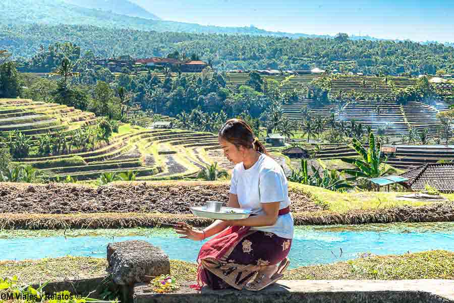 Mujer balinesa junto a arrozales en terrazas durante nuestra ruta por Bali en 10 días