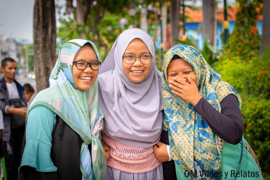 Mujeres javanesas sonrientes durante nuestro viaje por Java