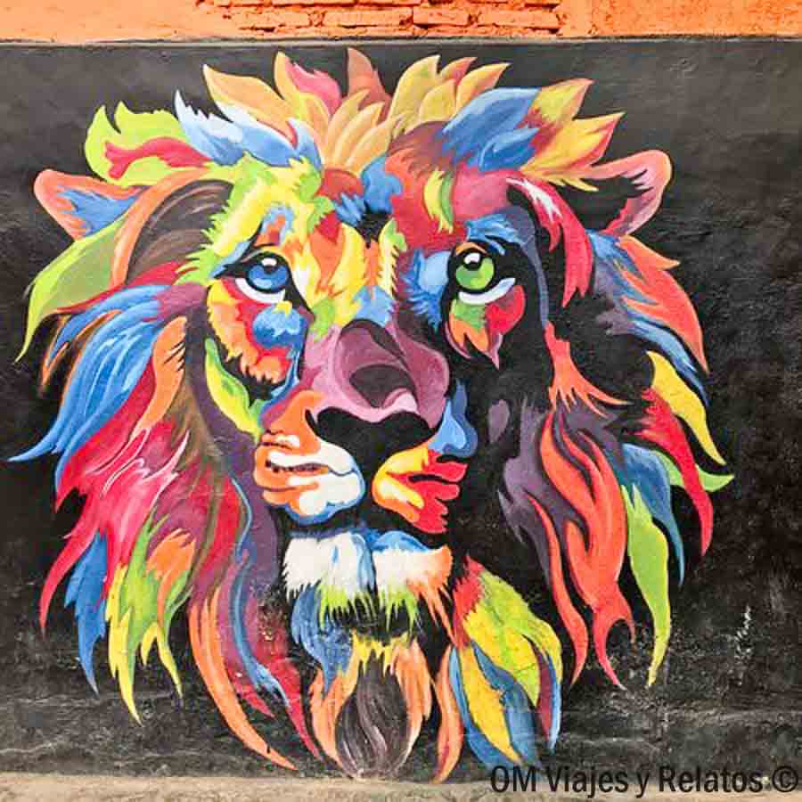 Mural colorido de un león durante nuestro viaje por Java