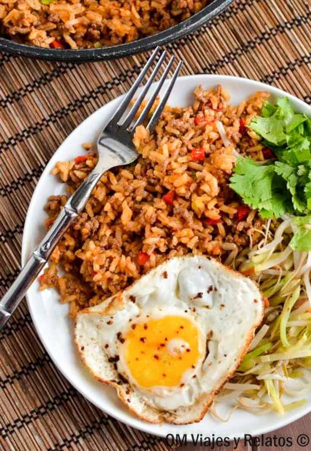 Nasi goreng con huevo, uno de los platos típicos que probamos durante nuestro viaje por Java