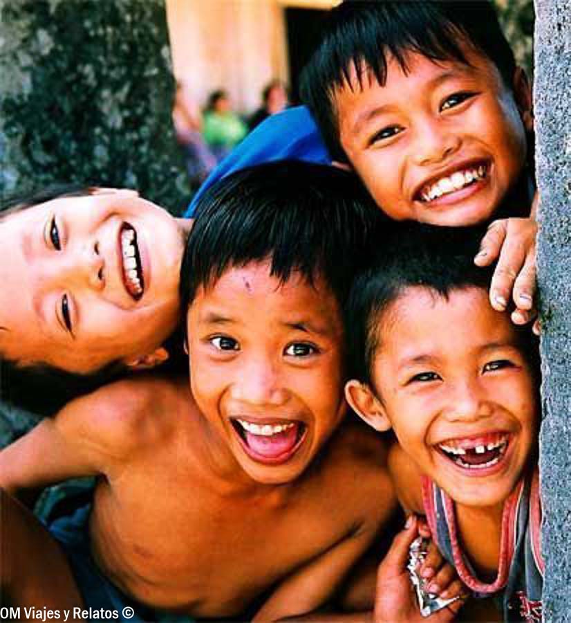Niños sonrientes durante nuestro viaje por Indonesia.