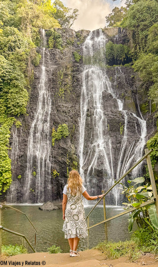 Foto mía contemplando la cascada Banyumala Waterfall rodeada de vegetación tropical en Bali