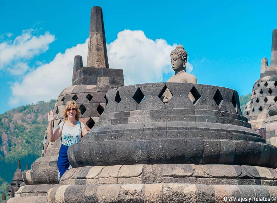 Servidora en el templo de Borobudur durante nuestro viaje por Indonesia en 15 días por libre.