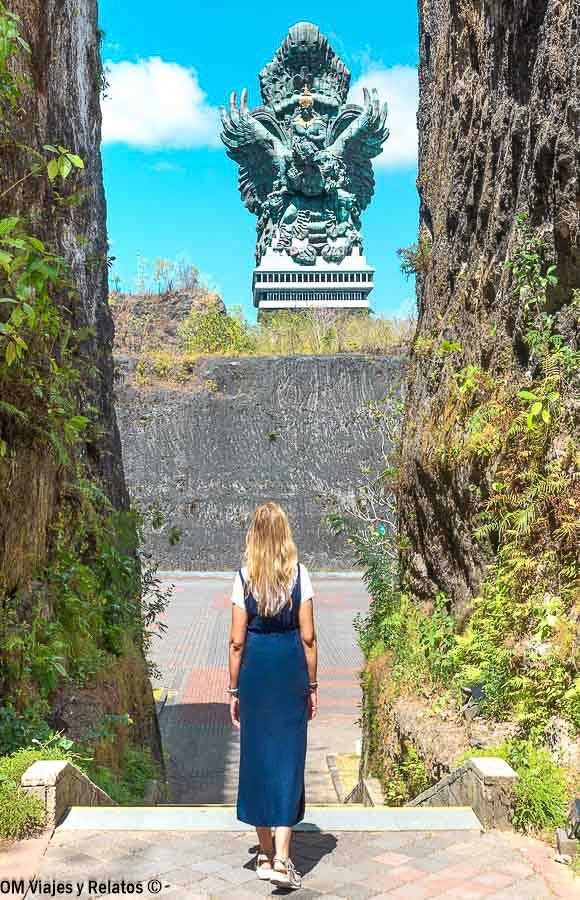 Foto mía contemplando la estatua de Garuda Wisnu Kencana durante la visita al sur de Bali