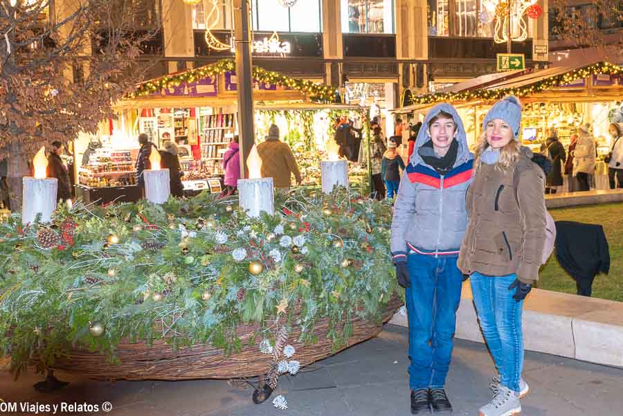 Una servidora y mi hijo junto a una corona de Adviento en un mercado navideño de Budapest