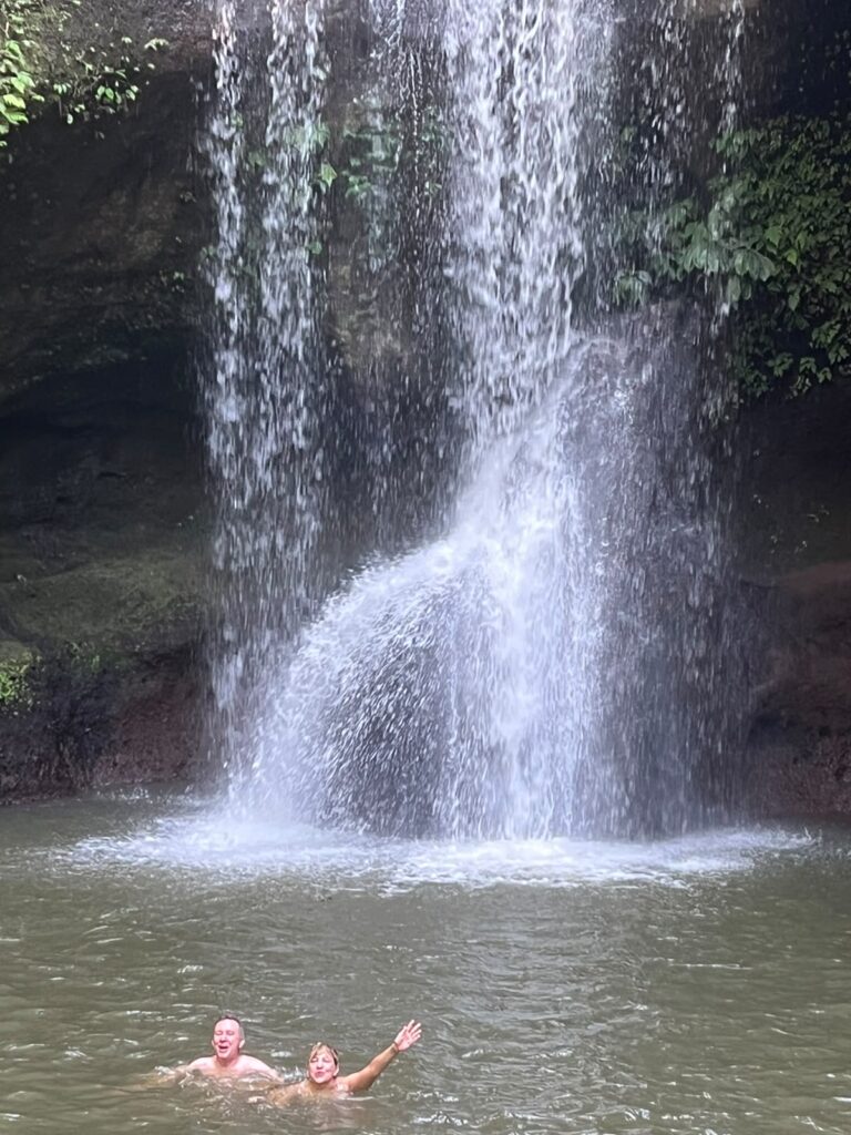 Foto mía y de JC bañándonos en la cascada Al Suwat Waterfall durante nuestra ruta por Bali en 10 días