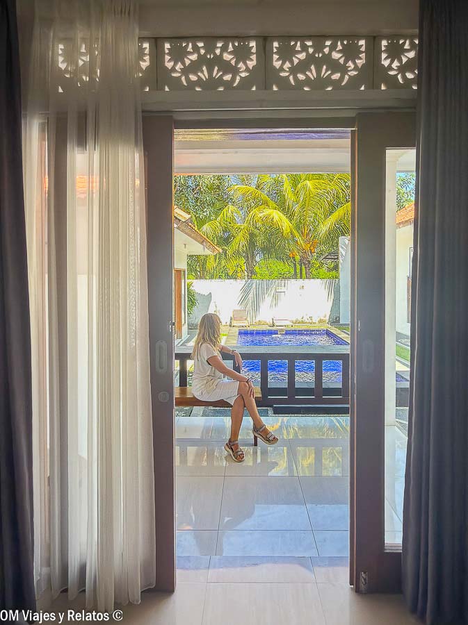 Foto mía descansando junto a la piscina del Pandawa Beach Homestay en Bali