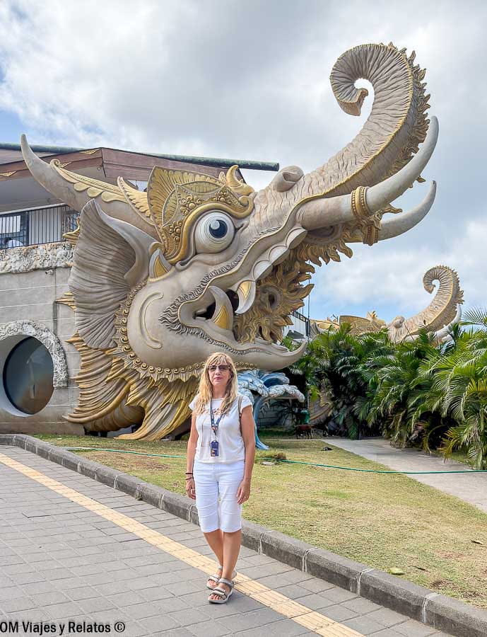 Foto mía junto a una gran escultura de elefante de estilo balinés durante nuestro viaje por Indonesia en 15 días.