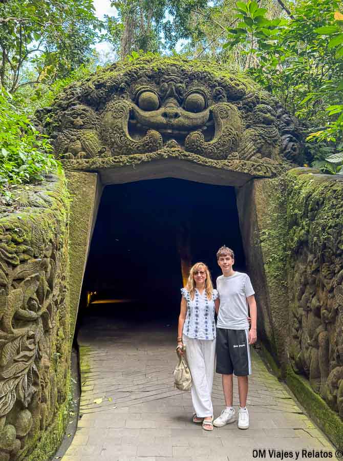 Foto mía y de Raúl en la entrada del Bosque de los Monos de Ubud durante nuestro viaje por Bali