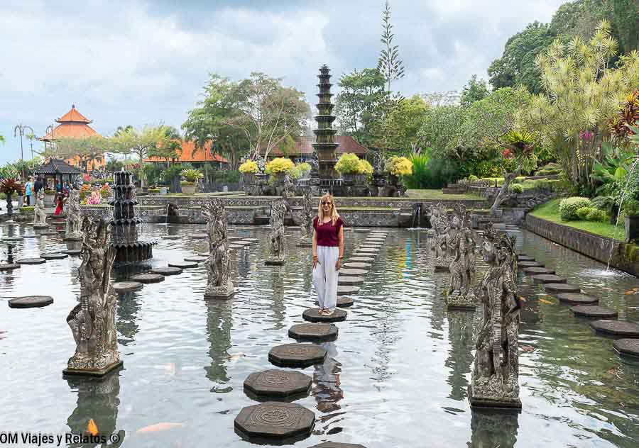 Una servidora sobre las piedras del Palacio de Agua Tirta Gangga durante nuestra ruta por Bali en 10 días