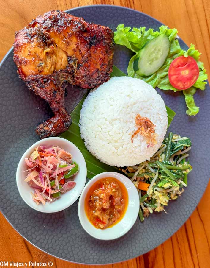 Pato a la parrilla con arroz, verduras y sambal en el restaurante Nukad Tampaksiring de Bali