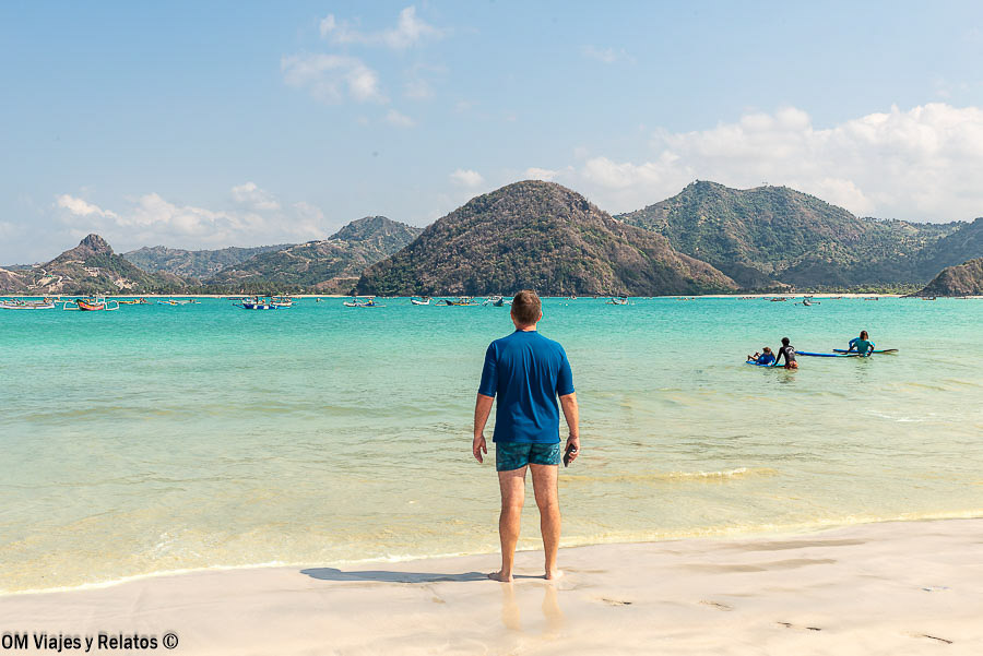 JC en una playa de Lombok durante nuestro viaje por Indonesia en 15 días.