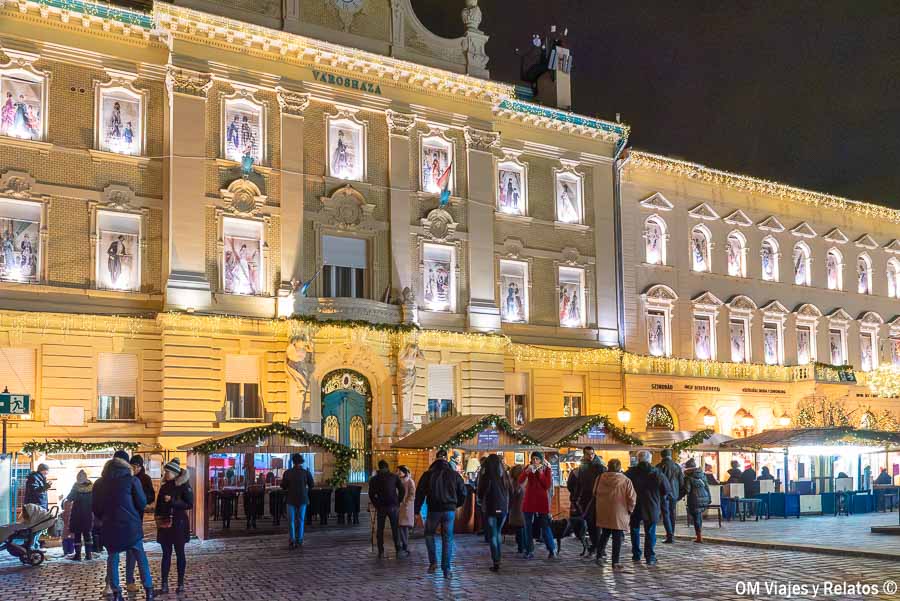 Mercado navideño iluminado en la plaza Vörösmarty de Budapest