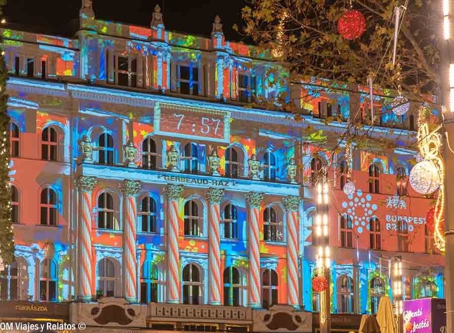 Fachada iluminada del Café Gerbeaud con proyecciones navideñas en Budapest