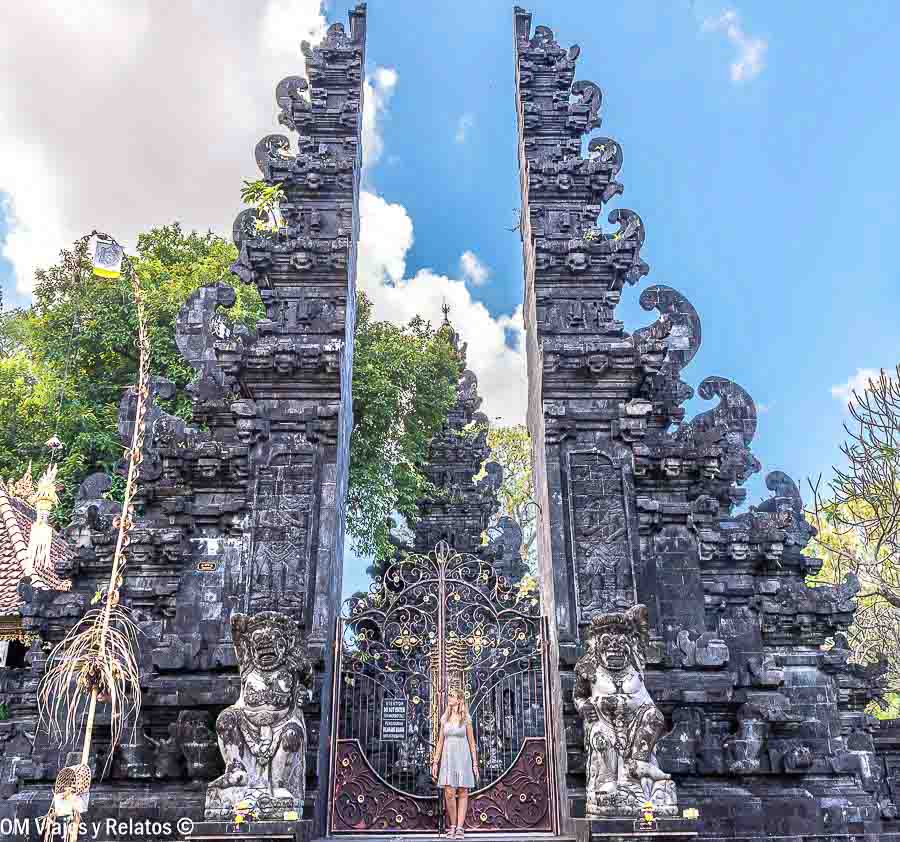 Viajera frente a una monumental puerta tradicional balinesa durante nuestra ruta por Bali en 10 días