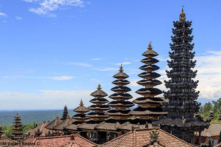 Complejo de templos de Pura Besakih con sus torres meru durante nuestra ruta por Bali en 10 días