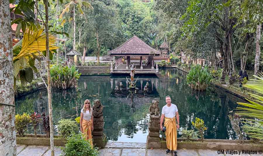 Foto mía y de JC en el templo Pura Gunung Kawi Sebatu durante nuestra ruta por Bali en 10 días