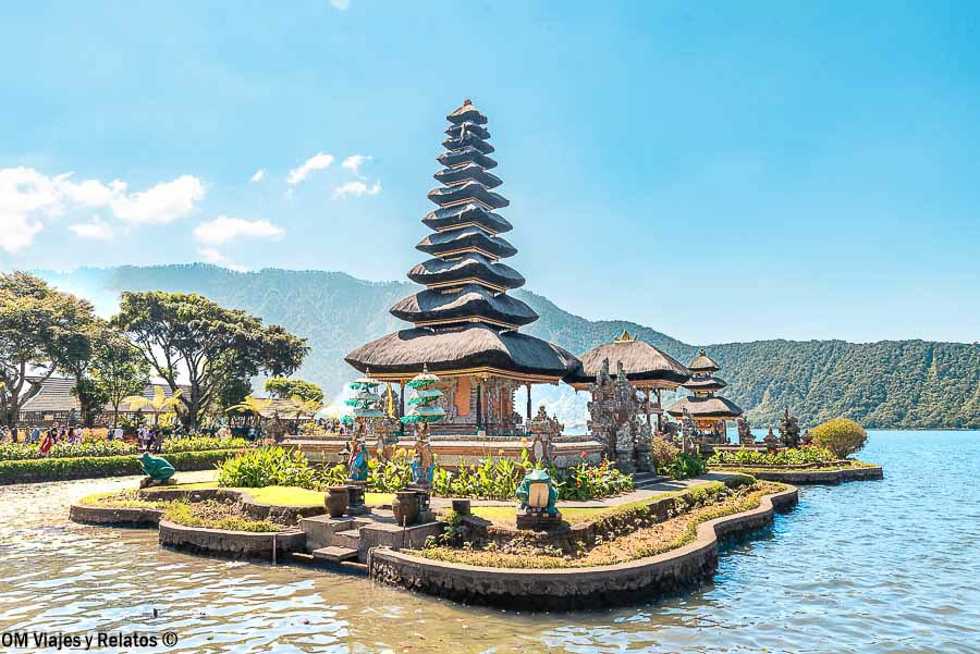 Vista del templo Pura Ulun Danu Beratan junto al lago y las montañas de Bali