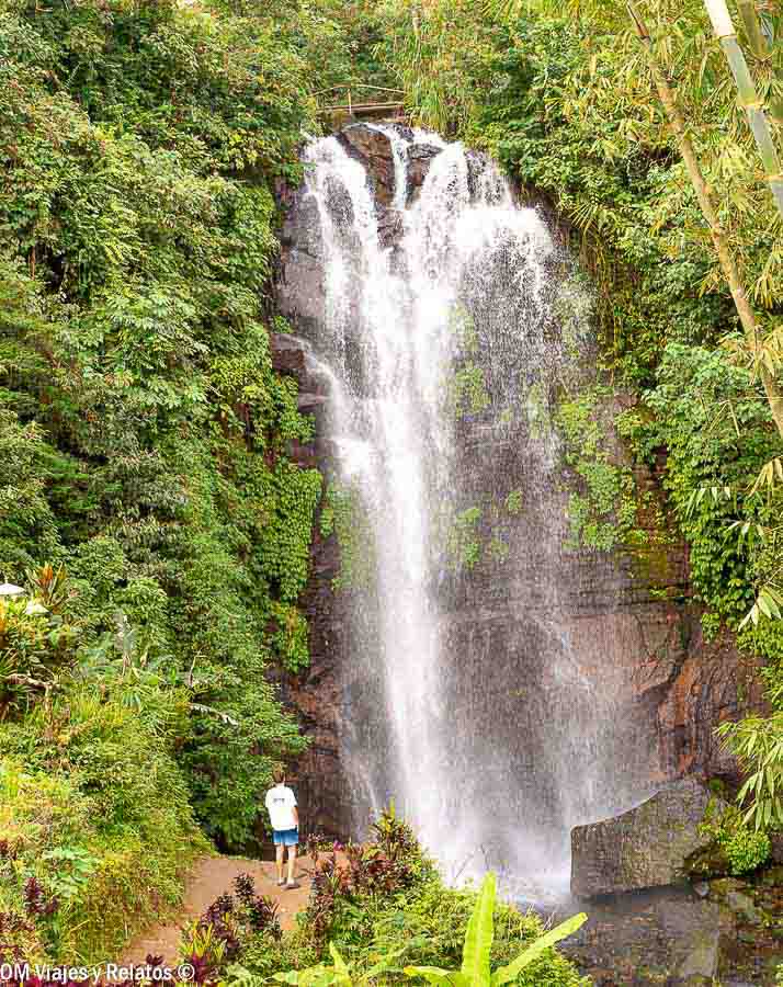 Foto de Raúl frente a una de las cascadas de Munduk durante nuestra ruta por Bali en 10 días