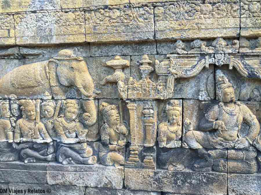 Bajorrelieve de Borobudur con elefantes y escenas de la vida cotidiana