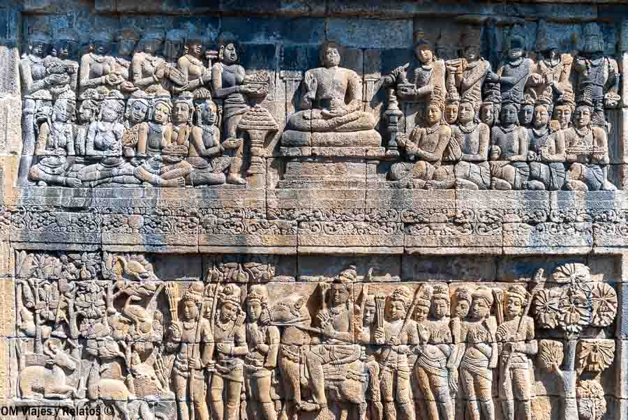 Bajorrelieves con escenas budistas talladas en piedra en Borobudur