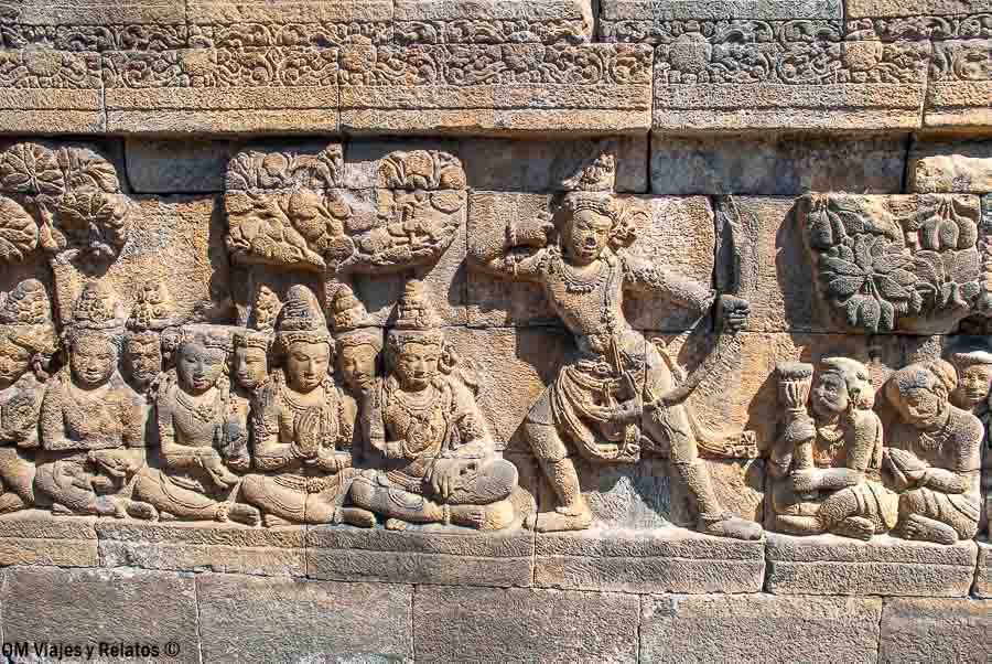 Bajorrelieve de Borobudur con figuras humanas y escenas narrativas talladas en piedra