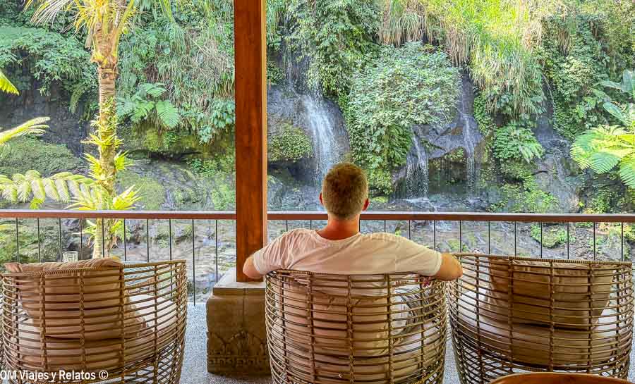JC con vistas a una cascada desde el restaurante Nukad Tampaksiring durante nuestra ruta por Bali