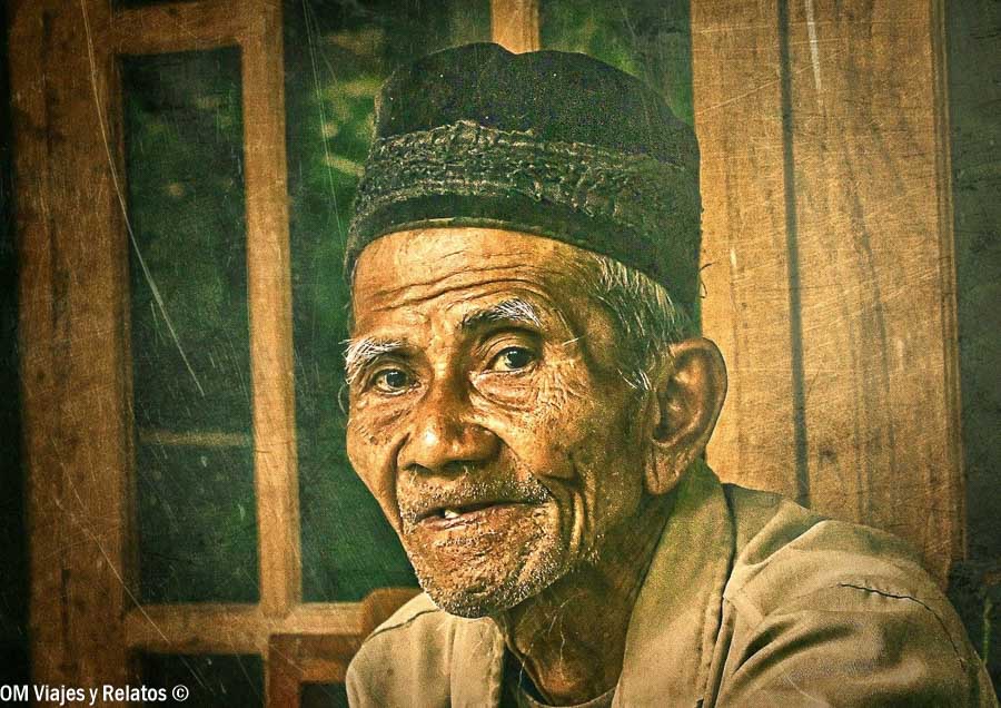 Retrato de un hombre javanés durante nuestro viaje por Java