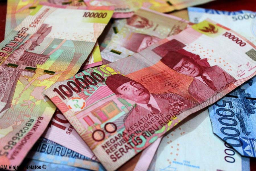 Billetes de rupias indonesias utilizados durante nuestro viaje por Java