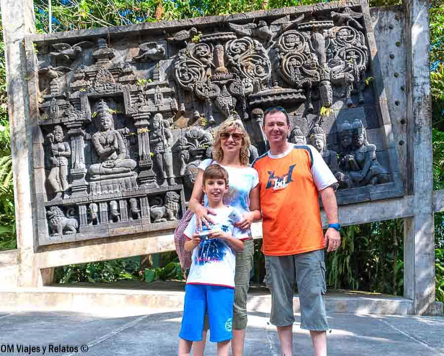 Foto familiar de OM Viajes y Relatos durante nuestra ruta por Indonesia en 15 días frente a un relieve tradicional balinés.