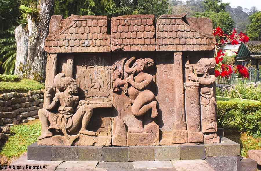 Relieves del templo de Candi Sukuh durante nuestra ruta por Java