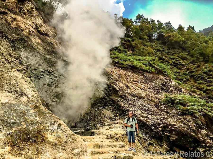 JC junto a una zona geotérmica con fumarolas durante nuestra ruta por Java