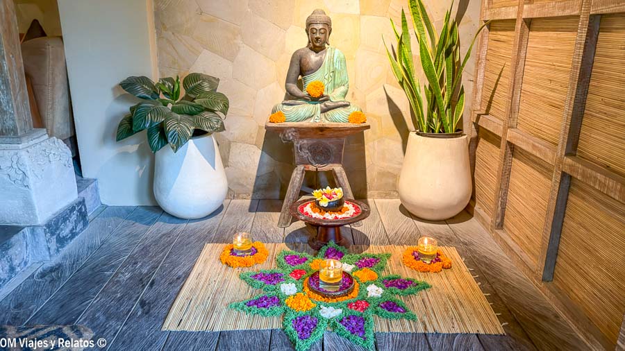 Estatua de Buda con flores y ofrendas en un spa tradicional balinés