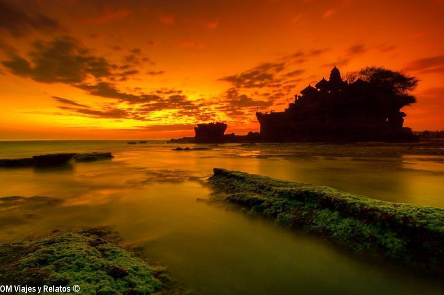 Atardecer en el templo Tanah Lot junto al mar durante nuestra ruta por Bali en 10 días