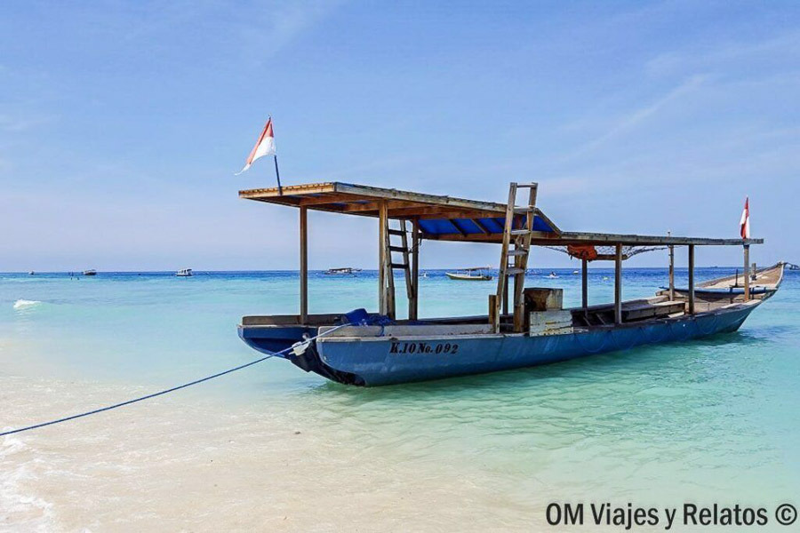 Barco tradicional en la costa de Lombok durante nuestro traslado rumbo a Yakarta en Indonesia en 15 días por libre.