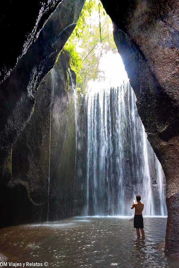 Raúl en la cascada Tukad Cepung Waterfall entre paredes de roca y vegetación en Bali