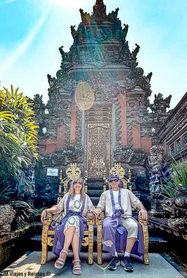 Yo y JC con vestimenta tradicional balinesa frente a un templo durante nuestra ruta por Indonesia en 15 días.
