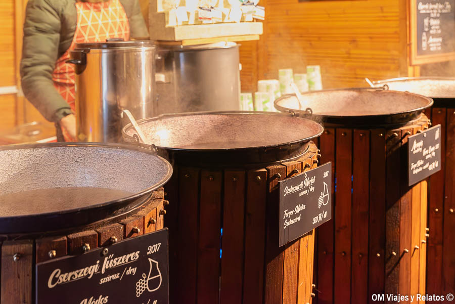 Puestos de bebidas calientes en un mercado navideño de Budapest