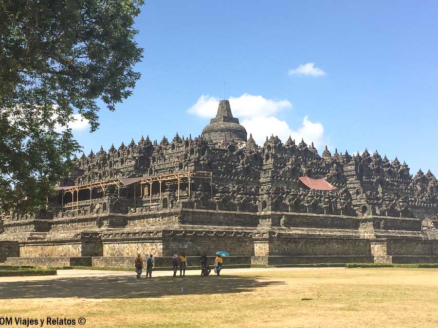 Vista exterior del templo budista de Borobudur y sus terrazas monumentales