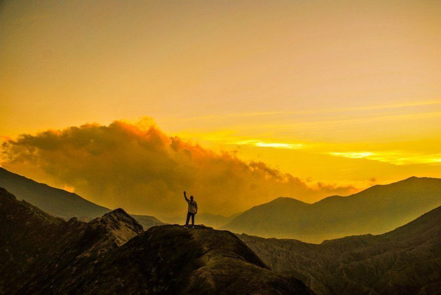 JC en el volcán Bromo al atardecer durante nuestra ruta por Indonesia en 15 días.