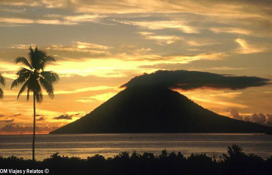 Volcán indonesio al atardecer visto desde la costa durante nuestro viaje por Indonesia.