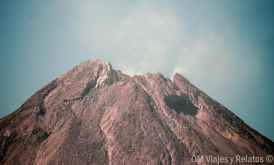 Cráter y laderas del volcán Merapi durante nuestro viaje por Java