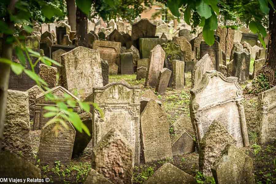 Tumbas del Antiguo Cementerio Judío de Praga, en el barrio de Josefov