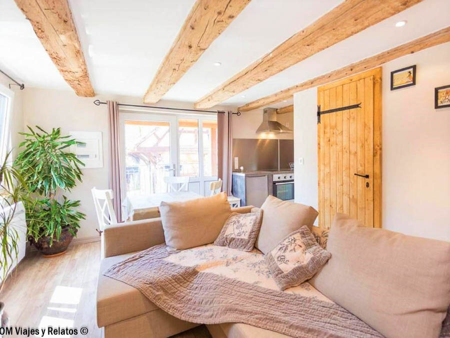Interior de nuestro alojamiento en Alsacia con salón, cocina y vigas de madera