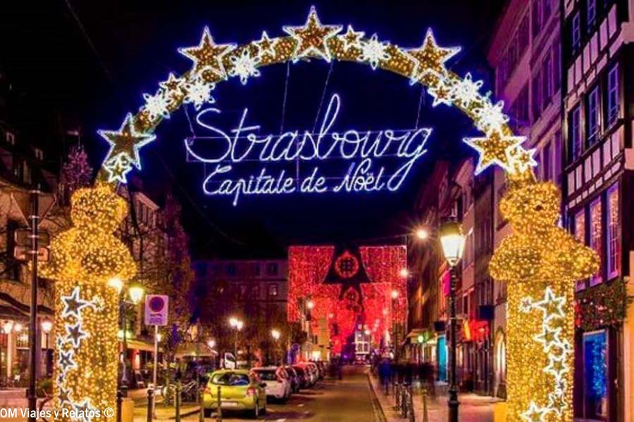 Entrada iluminada de Estrasburgo en Navidad con el cartel de Capital de Noël